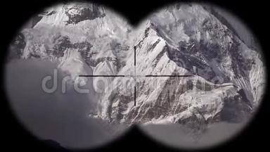 尼泊尔<strong>喜</strong>马拉雅山脉中的雪山峰顶是通过望远镜看到的。 徒步旅行、<strong>登</strong>山和